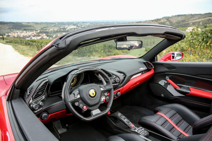 Интерьер Ferrari 488 Spider 2016 года  (фото 68 из 70)